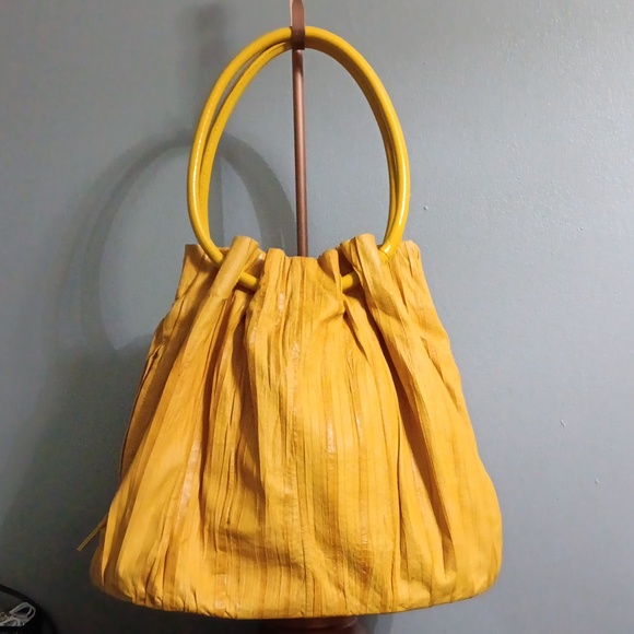 Beckon yellow leather pleated bag - Picture 1 of 10